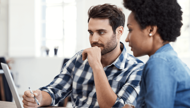 Il y a trois jeunes hommes adultes habillés avec désinvolture dans un bureau.