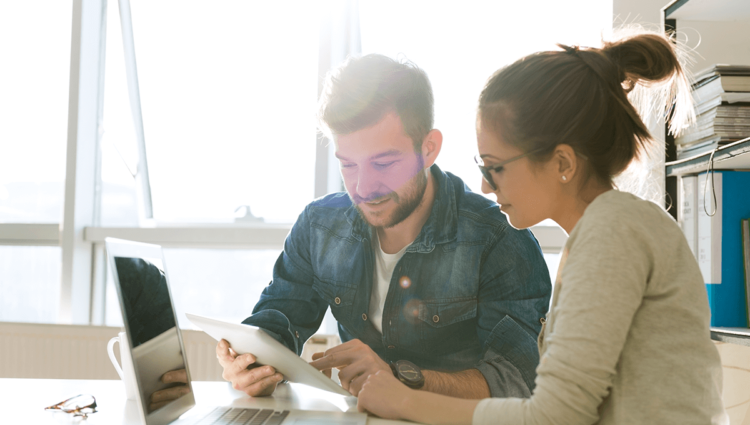 Des hommes et des femmes travaillant ensemble dans un bureau ; des professionnels adultes et des hommes d'affaires.