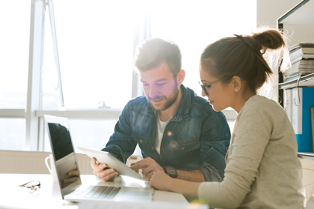 Des hommes et des femmes travaillant ensemble dans un bureau ; des professionnels adultes et des hommes d'affaires.