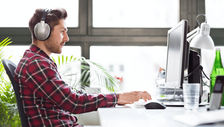 Un homme adulte célibataire travaille dans un bureau, utilisant la technologie et un ordinateur.