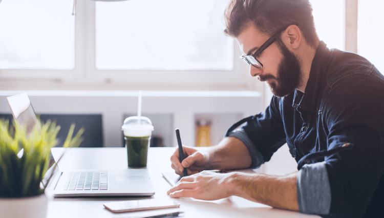 Il y a un homme adulte homme d'affaires travaillant à l'intérieur dans un bureau.