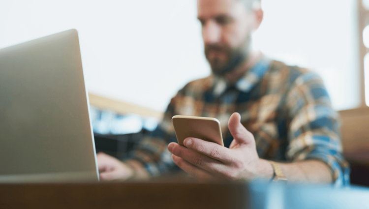 Homme avec un smartphone