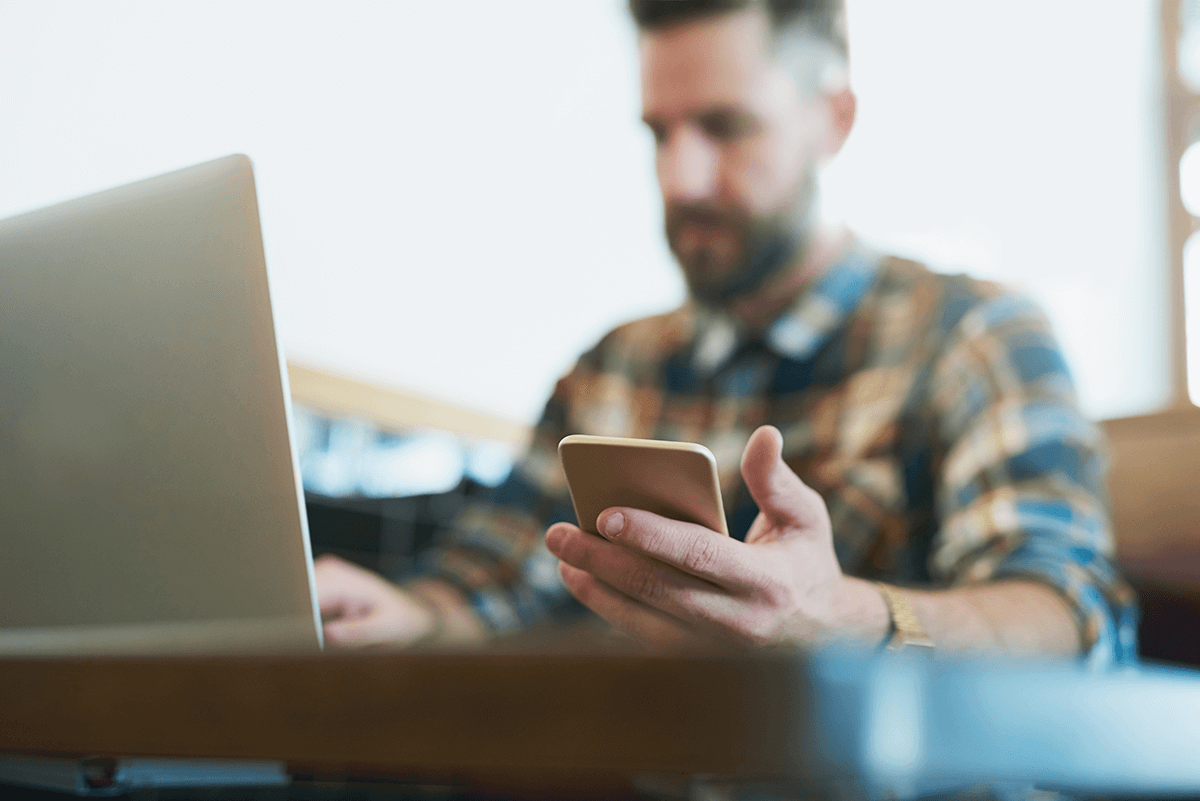 Homme avec un smartphone