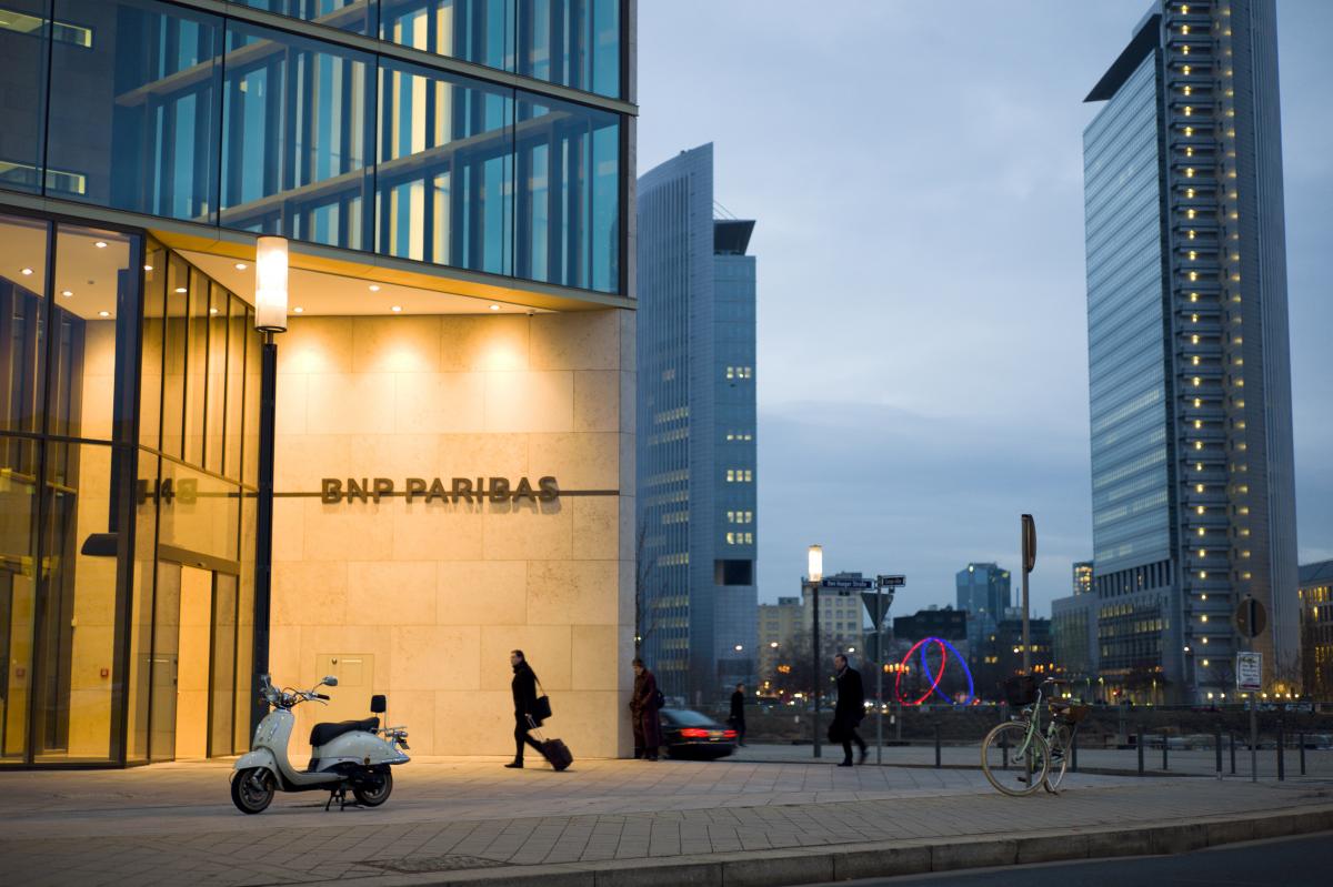 Un paysage urbain moderne de structures construites en plein air la nuit avec des transports.