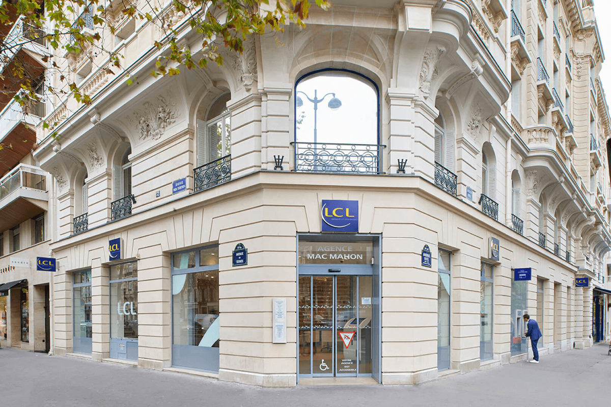 Structure moderne avec des fenêtres extérieures dans une ville célèbre.