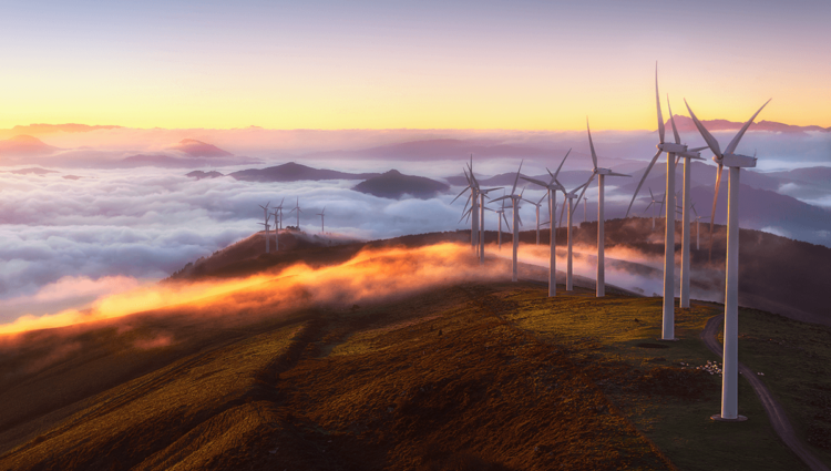 Génération d'énergie au coucher du soleil et carburant de la nature avec une éolienne à hélice et un générateur dans un paysage montagneux