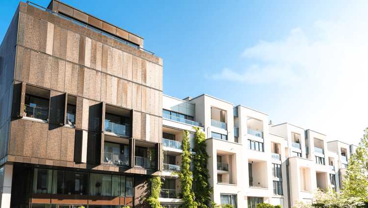 L'immeuble a une façade moderne avec une façade bleue et des fenêtres qui représentent la vie urbaine.