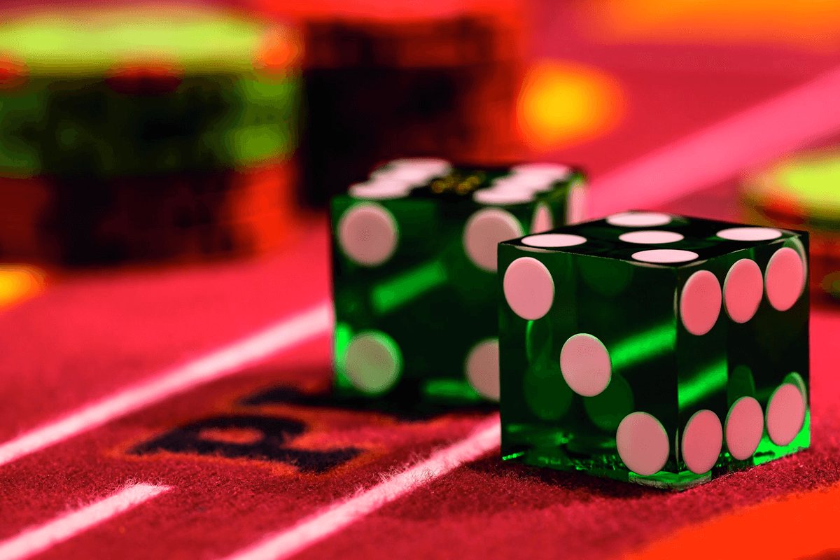 Un gros plan sur une table verte présentant des jeux de loisirs, de hasard, de chance, de sport, de succès et de compétition.