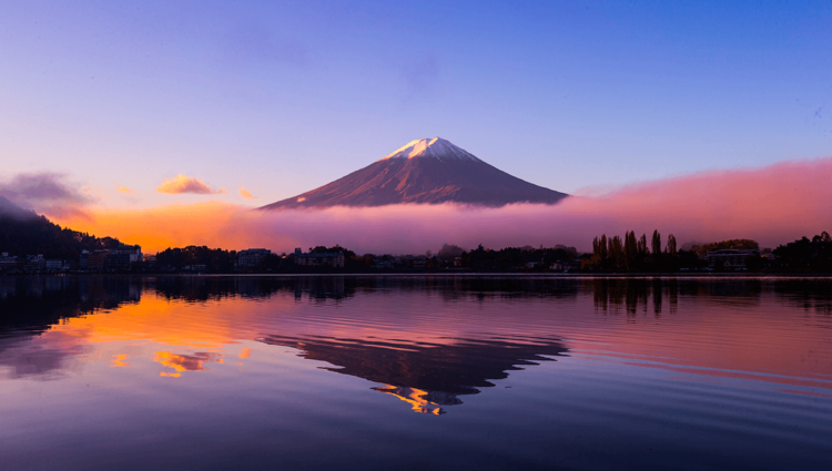 La beauté de la nature se reflète dans un coucher de soleil enneigé sur une montagne au crépuscule.